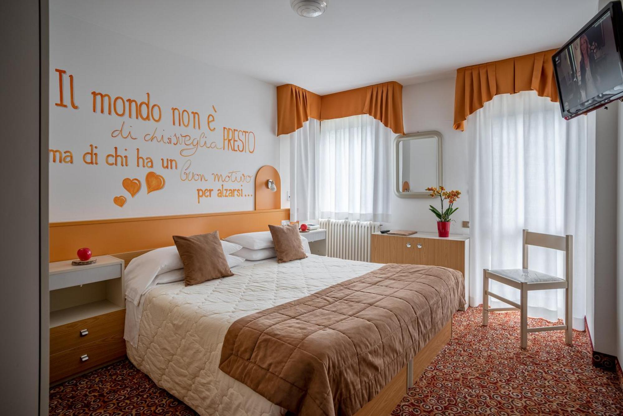 Hotel Europa Сан-Мартино-ди-Кастроцца Экстерьер фото